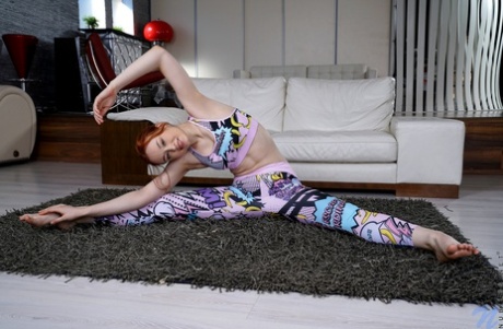 Fit amateur babe Sheryl X strips off her gymwear and toys herself