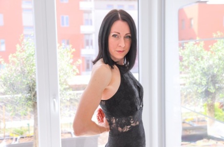 Mom in a dress & leather boots Linda Caprice gives her lover a hot handjob