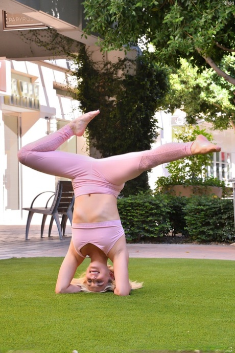 Breathtaking ballerina Nikki shows how flexible she is before rubbing her muff