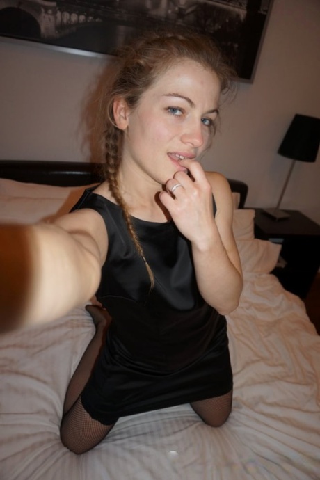 Amateur all-natural babe shows her boobs and big booty in a solo