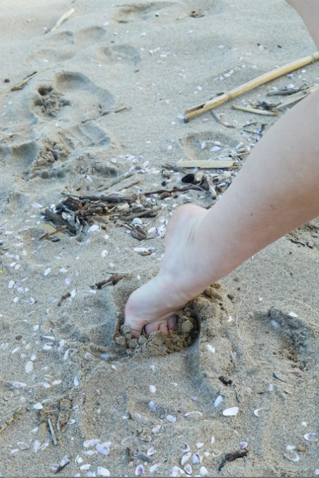 Petite babe Candice Demellza shows her big ass & her shaved pussy at the beach