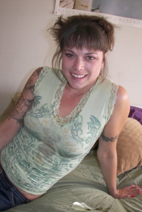 Inked amateur girlfriend gets her sweet pussy finger fucked and dicked
