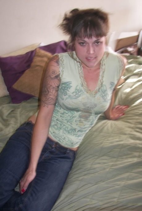 Inked amateur girlfriend gets her sweet pussy finger fucked and dicked