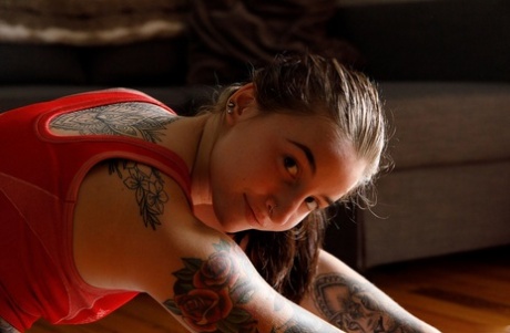 Cute amateur babe Sasha Apex loses her sportswear and shows her inked body