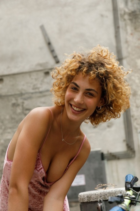 Amateur babe Sylvia Belotti shows her ass & teases with her cleavage in public