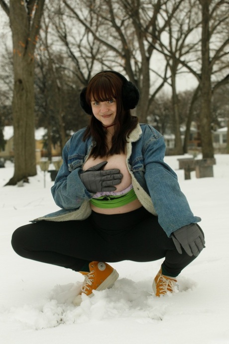 Amateur babe Daisy Wensday displays her amazing juggs and big ass in the snow