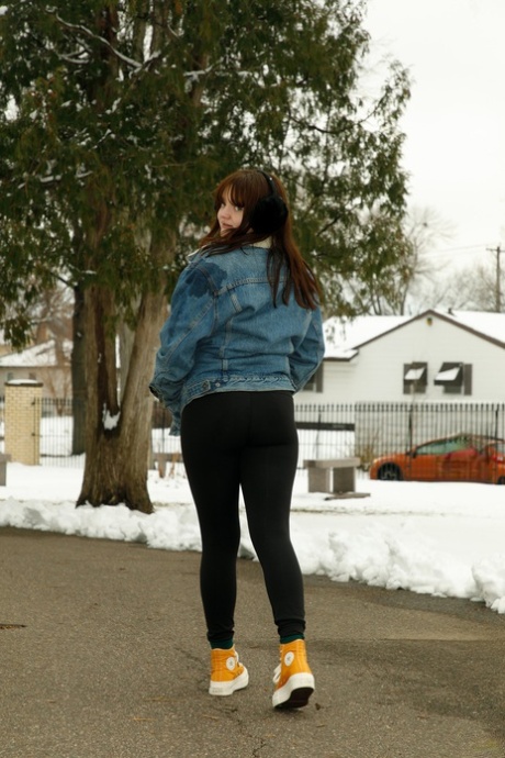 Amateur babe Daisy Wensday displays her amazing juggs and big ass in the snow