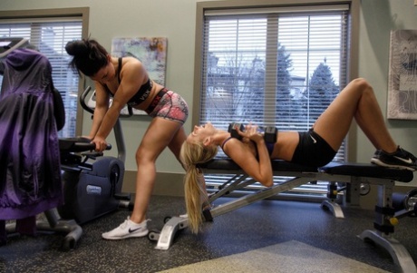 Babe Kim Solari & her friend Dannell Norfolk show their amazing butts in a gym