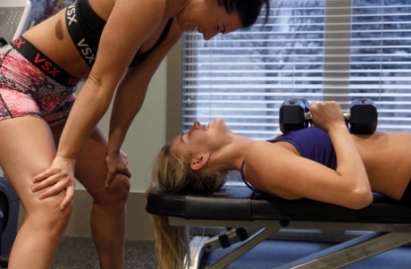 Babe Kim Solari & her friend Dannell Norfolk show their amazing butts in a gym