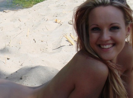 Teenage hottie Cari displays her hot naked body while sunbathing on the beach