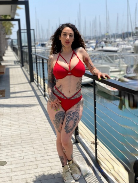 Curvy Arab babe Arabelle Raphael treats a big dick to a hardcore anal ride
