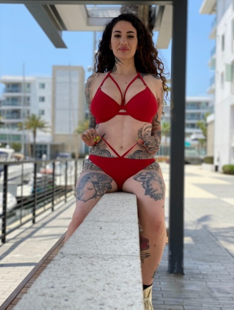Curvy Arab babe Arabelle Raphael treats a big dick to a hardcore anal ride