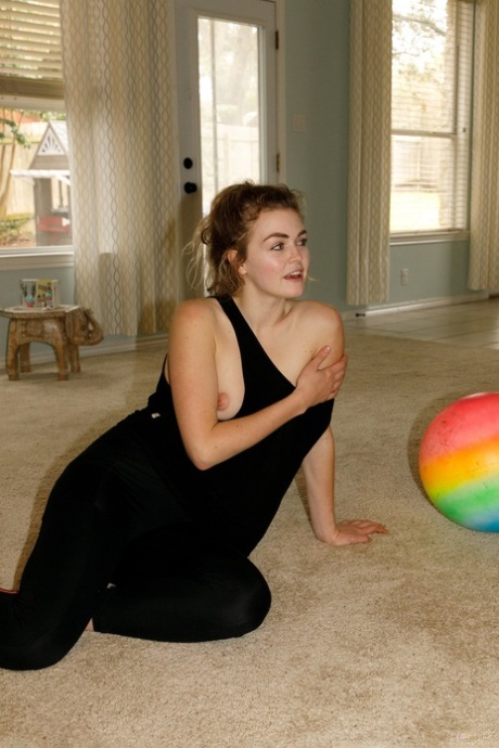 Cute amateur girlfriend Kat Keen shows her pussy and long tongue in a solo
