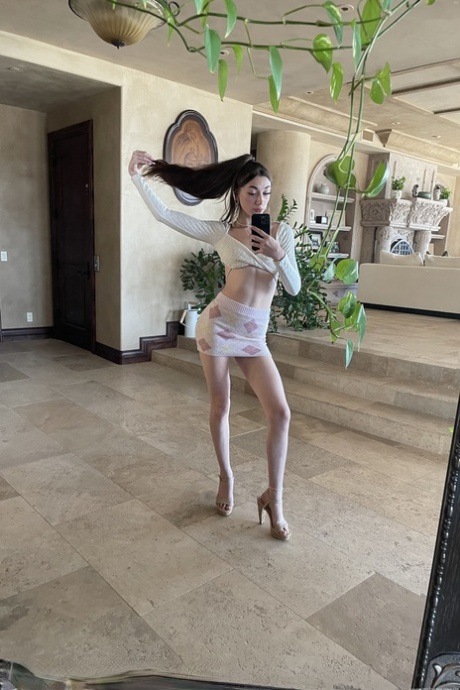 Hot amateur Tori exposes her cunt & licks her own squirt juice from the floor