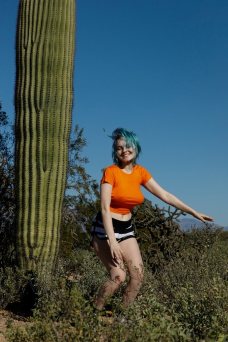 Amateur teen Vonnie Bean flaunts her great juggs and big ass in a solo