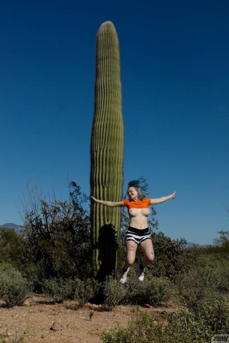 Amateur teen Vonnie Bean flaunts her great juggs and big ass in a solo
