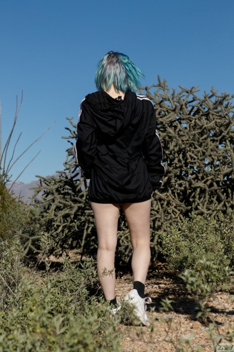Amateur teen Vonnie Bean flaunts her great juggs and big ass in a solo