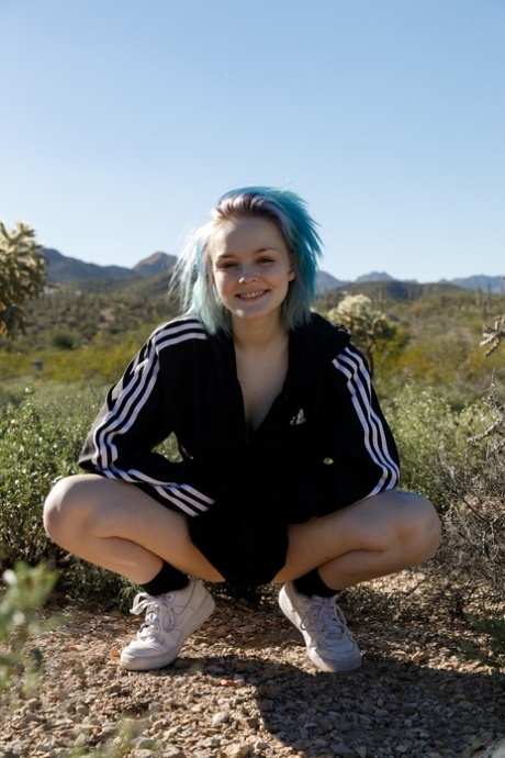 Amateur teen Vonnie Bean flaunts her great juggs and big ass in a solo