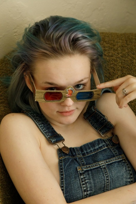 Amateur teen Vonnie Bean flaunts her great juggs and big ass in a solo