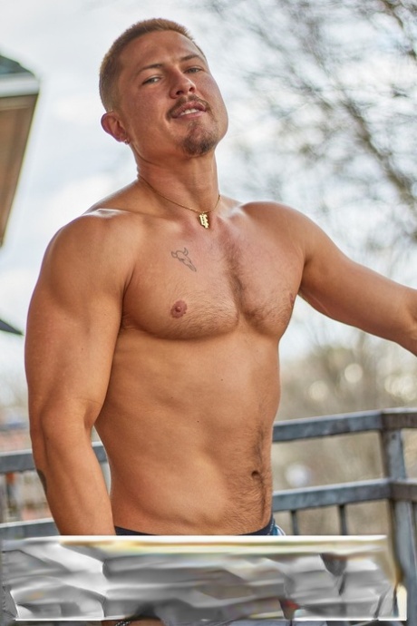 Muscular blonde Beaux James unveils his sexy body and masturbates