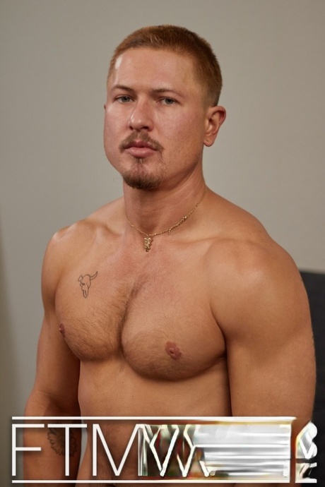 Muscular blonde Beaux James unveils his sexy body and masturbates