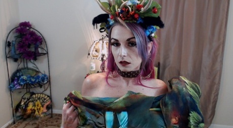 Petite amateur Lady The Tramp flaunts her tiny tits in a cosplay solo
