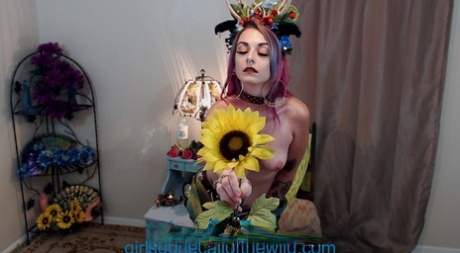 Petite amateur Lady The Tramp flaunts her tiny tits in a cosplay solo
