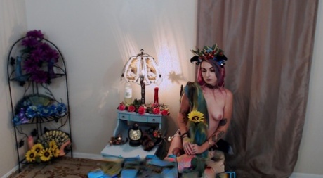 Petite amateur Lady The Tramp flaunts her tiny tits in a cosplay solo
