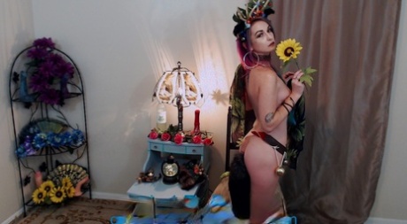 Petite amateur Lady The Tramp flaunts her tiny tits in a cosplay solo