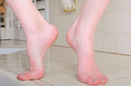 Sweet skinny teen Alyssa Rose flaunts her sexy feet and poses naked