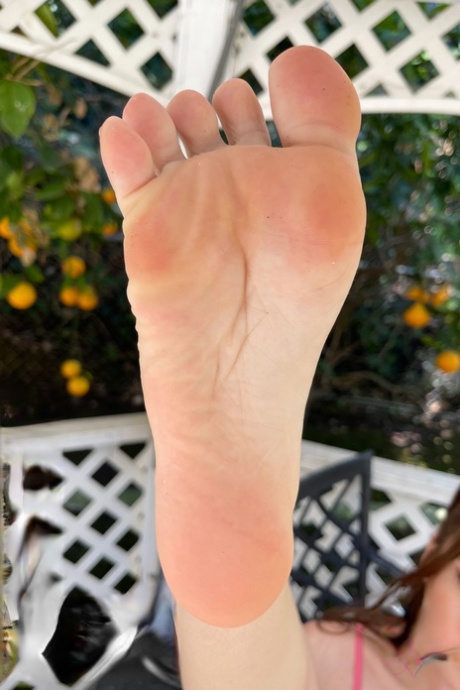 Attractive American babe Reese Robbins exposes her hot feet & holes up close
