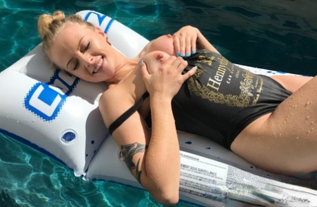 Amateur girlfriend Paris White sunbathing and showing her boobs at the pool