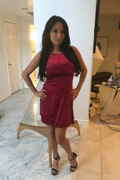 Amateur girlfriend Anissa Kate reveals her juicy bosom & tasty twat in a solo