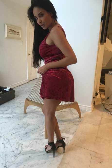 Amateur girlfriend Anissa Kate reveals her juicy bosom & tasty twat in a solo