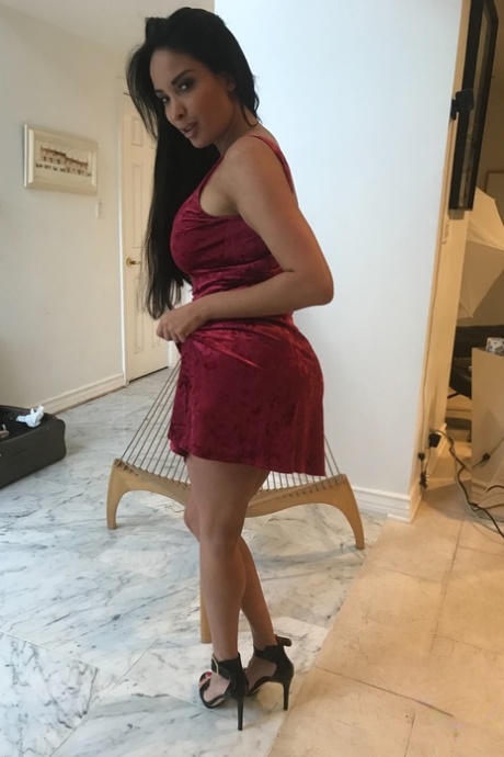 Amateur girlfriend Anissa Kate reveals her juicy bosom & tasty twat in a solo