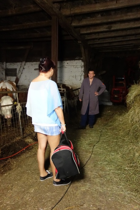 Chubby amateur woman gets orally pleased and fucked in the stables