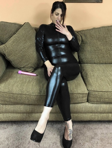 Amateur hottie Lavender Rayne unzips her latex outfit and toys her cunt