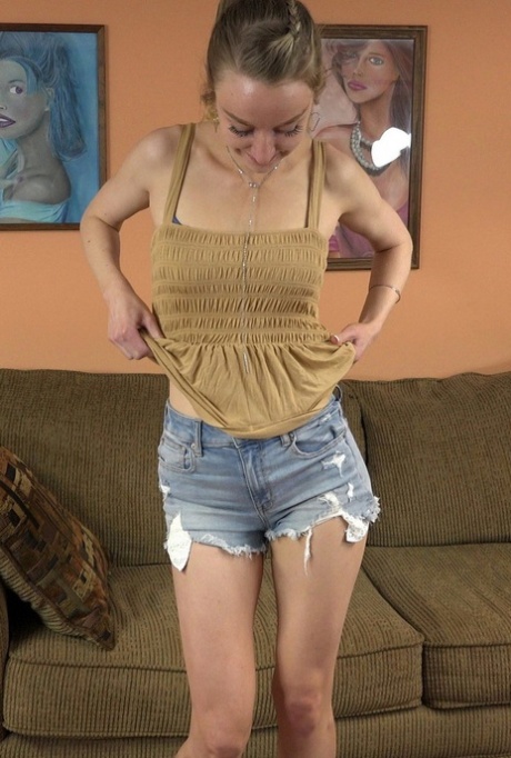 Amateur model Sasha Sutherland deepthroats and blows a nice white boner