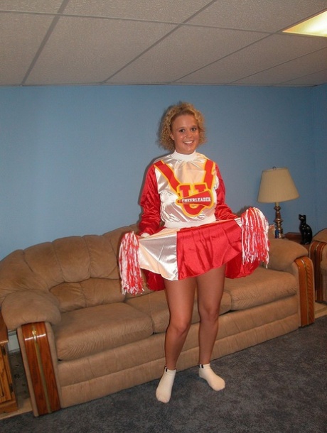 Cheerleader Belle flaunts her big ass & toys her shaved pussy with a dildo