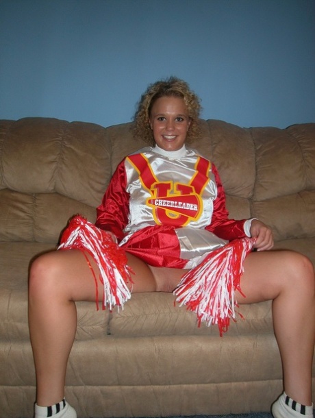 Cheerleader Belle flaunts her big ass & toys her shaved pussy with a dildo