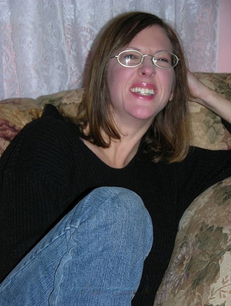 Nerdy amateur housewife Elise shows her pierced nipples & rubs her twat