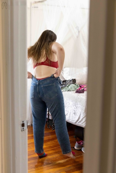 Chubby amateur Paige E shows off her backside while getting dressed