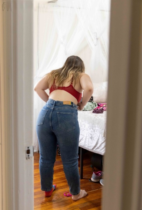 Chubby amateur Paige E shows off her backside while getting dressed