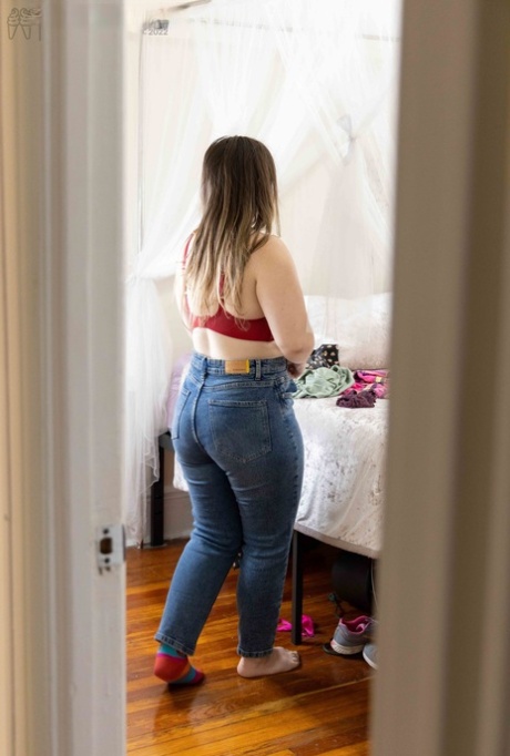 Chubby amateur Paige E shows off her backside while getting dressed