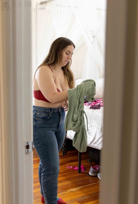 Chubby amateur Paige E shows off her backside while getting dressed