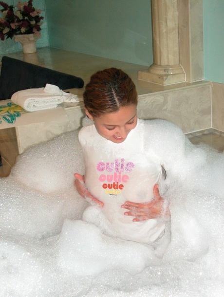 Sexy amateur Cinnamon gets tied up while completely naked in a bubble bath