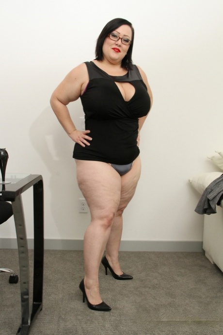 Fat MILF amateur Bunny De La Cruz loses her clothes and flaunts her big juggs