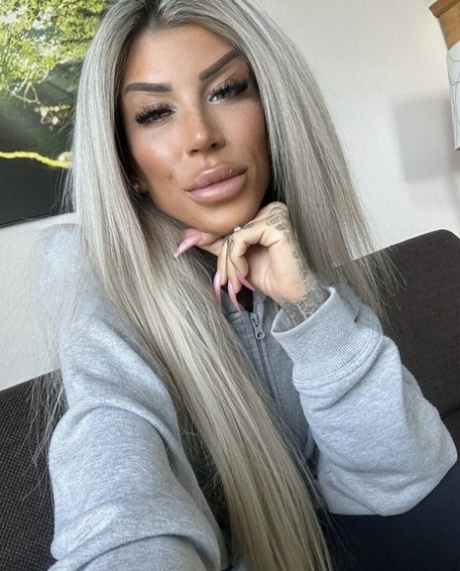 Glamorous amateur babe Jacky posing in her provocative outfit in a solo