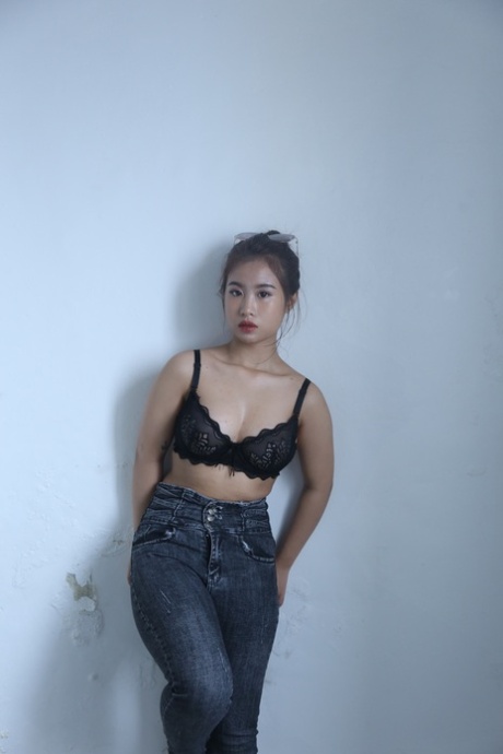 Gorgeous Asian babe shows off her wonderful tits and her big booty