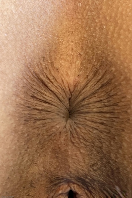 Sexy babe Nina Nieves shows her lovely tits & her inviting puffy pussy